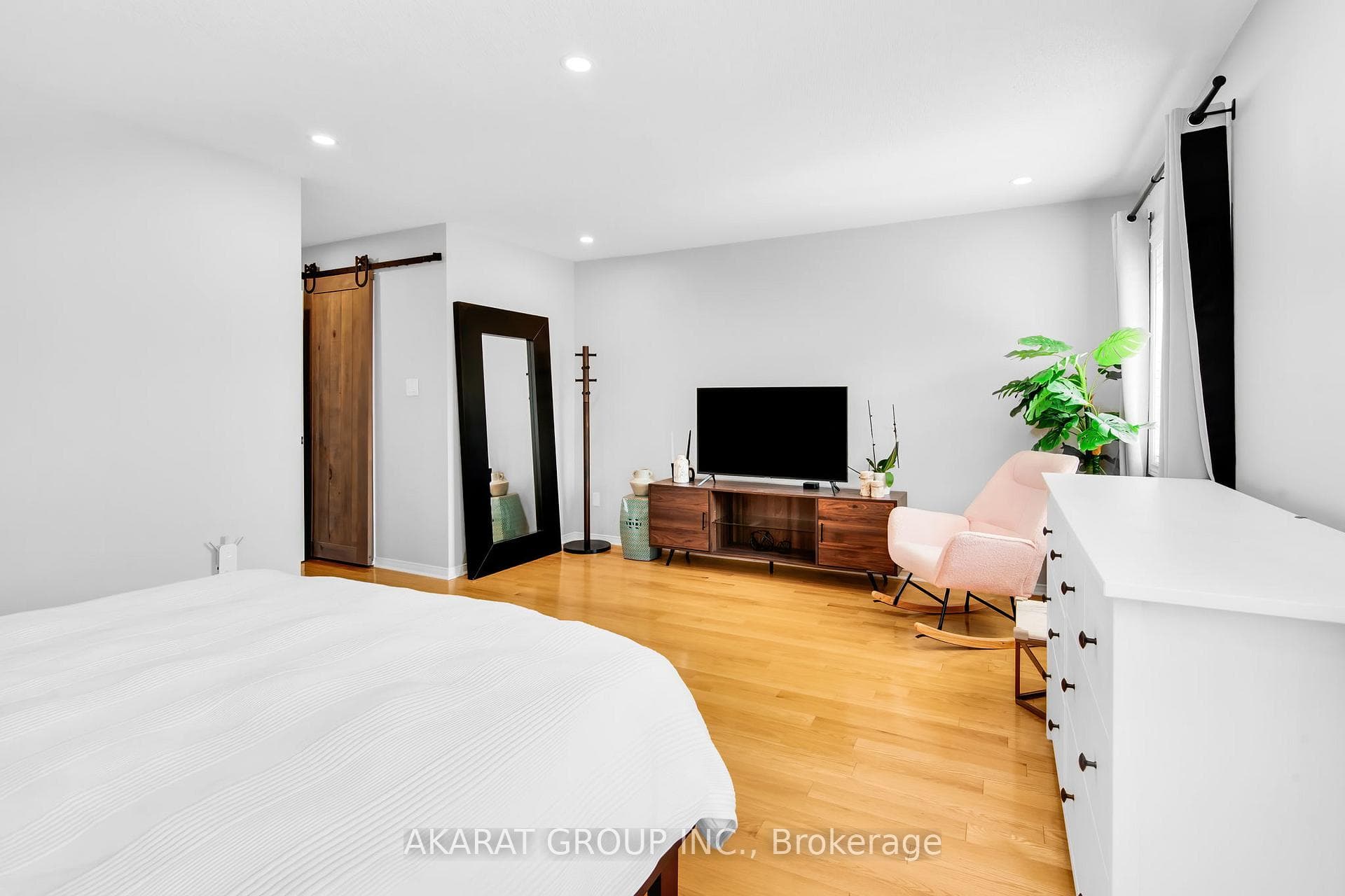 2070 Glenhampton Road photo 19