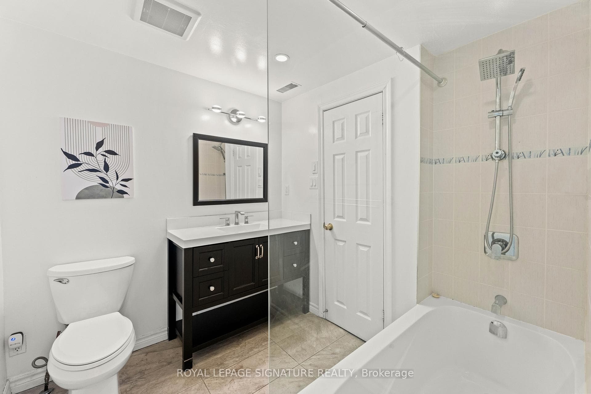 Main bathroom with bathtub/shower