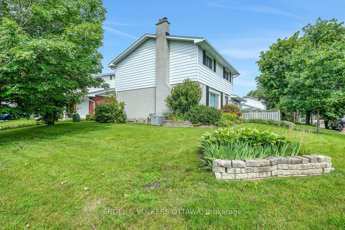 2695 Hickson Crescent photo 4