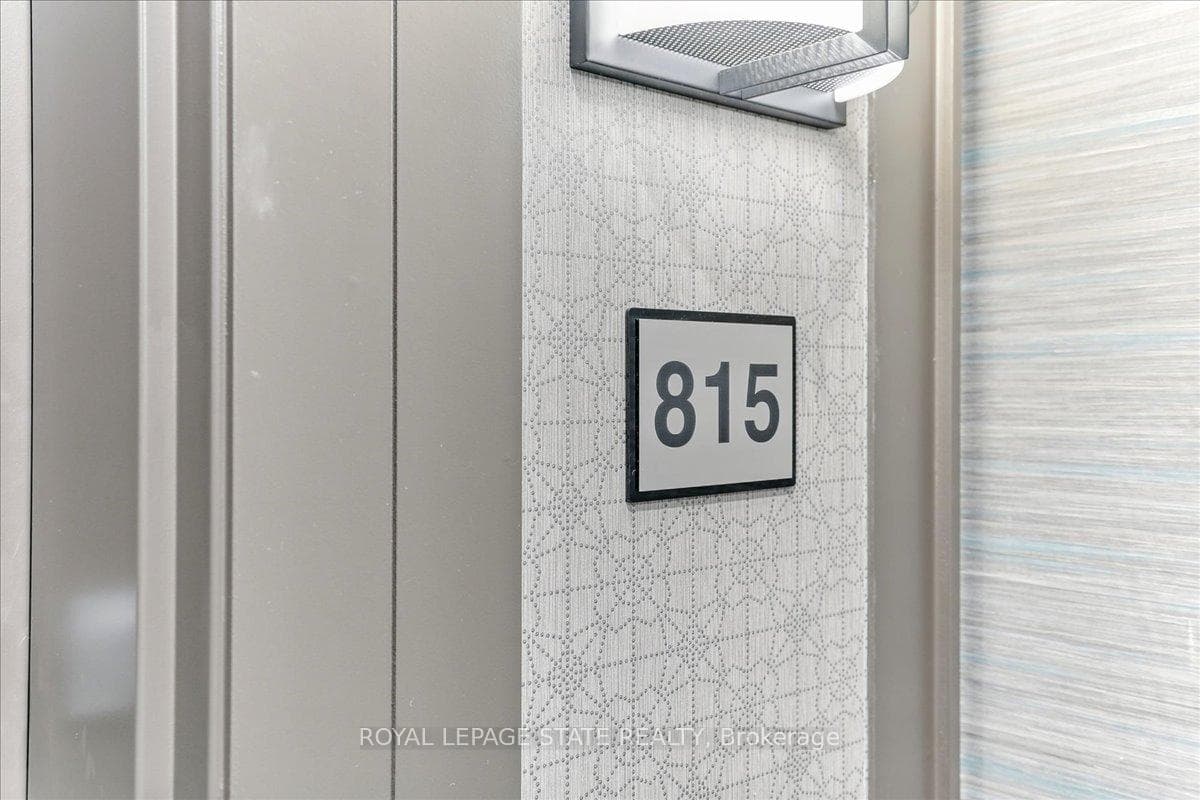 460 Dundas Street Unit 815 photo 8