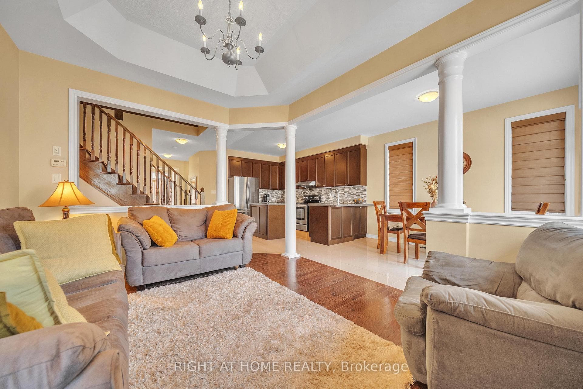 16 Sewell Crescent photo 16
