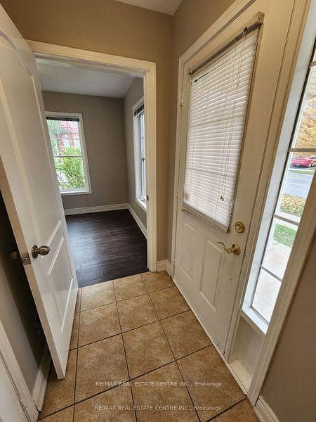 950 Burgess Gardens photo 9