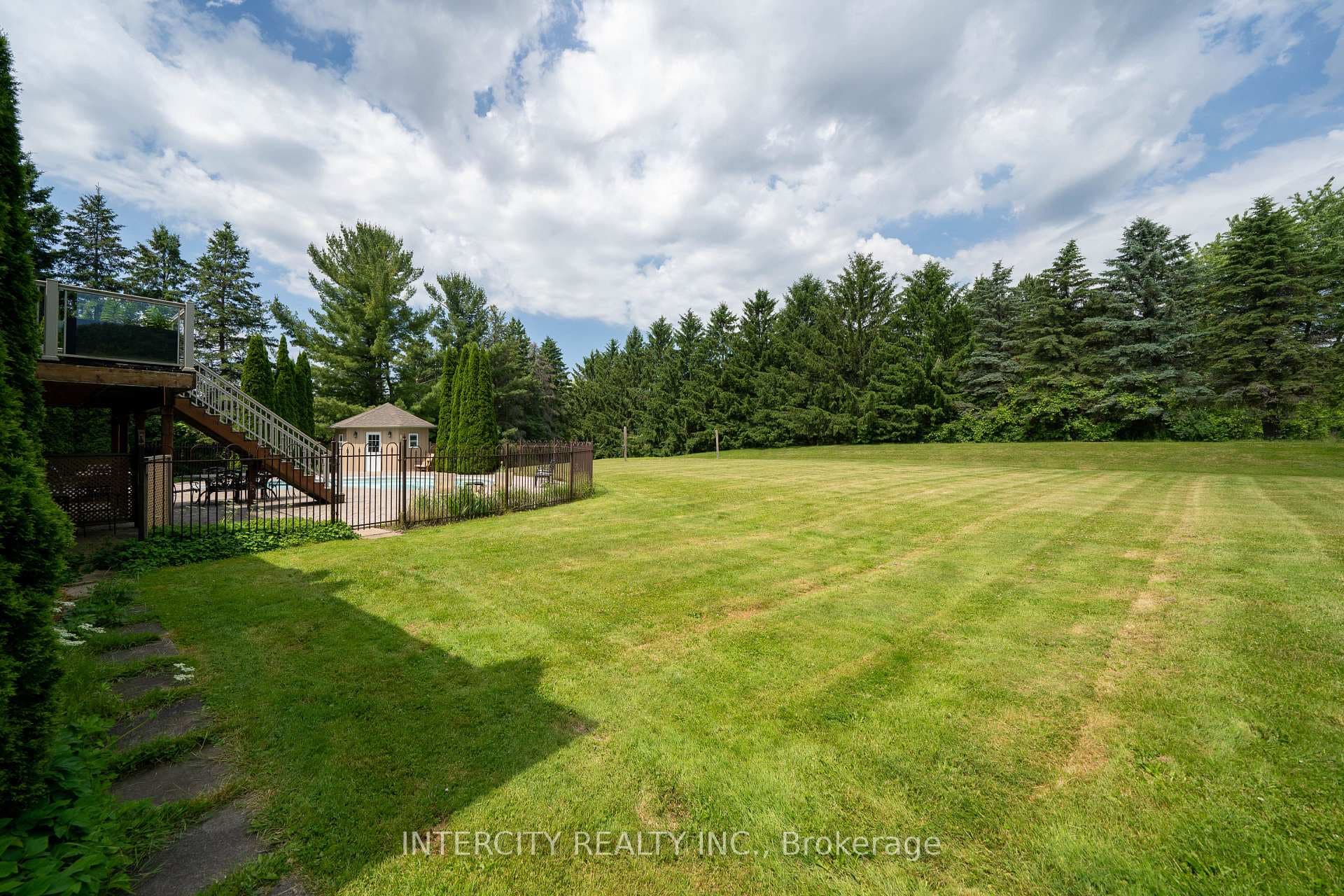 132 Curtis Crescent photo 38