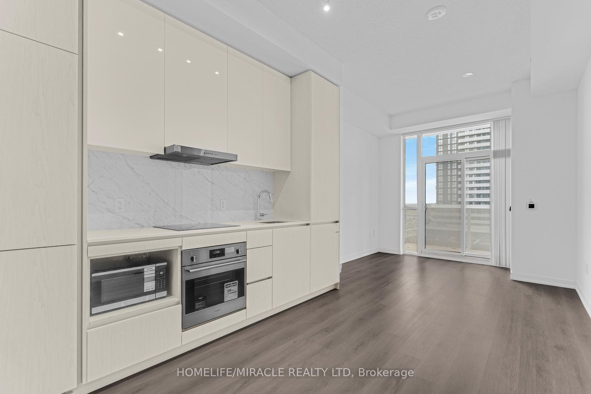 28 Interchange Way Unit 702 photo 10