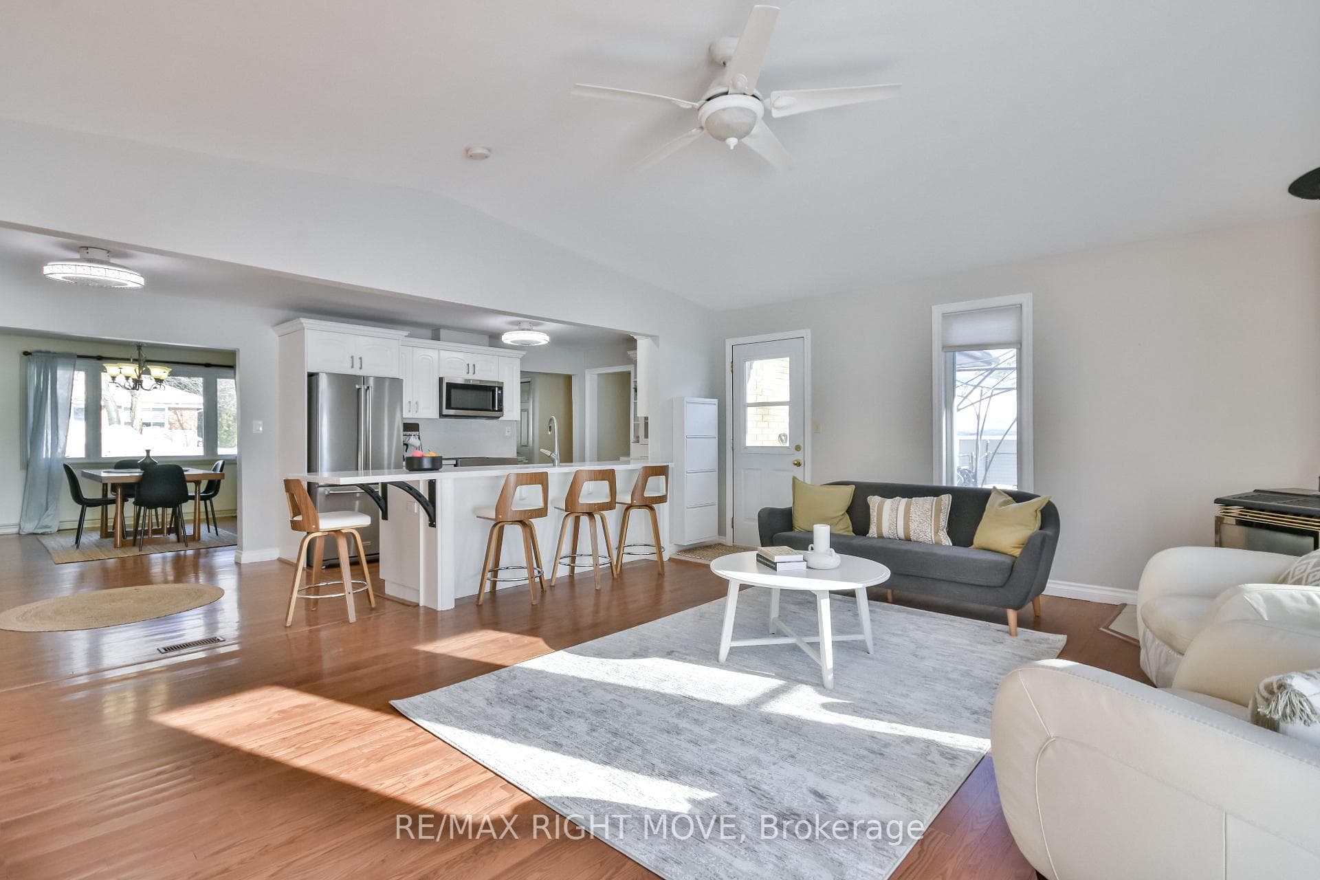 Breakfast bar / Quartz countertops