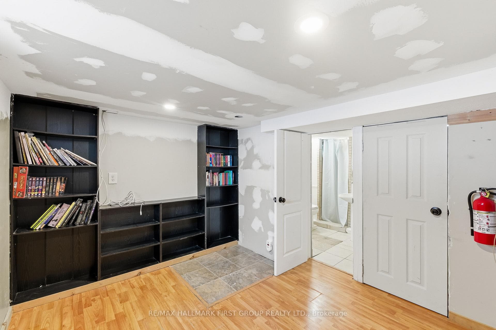 325 Elgin Street photo 24