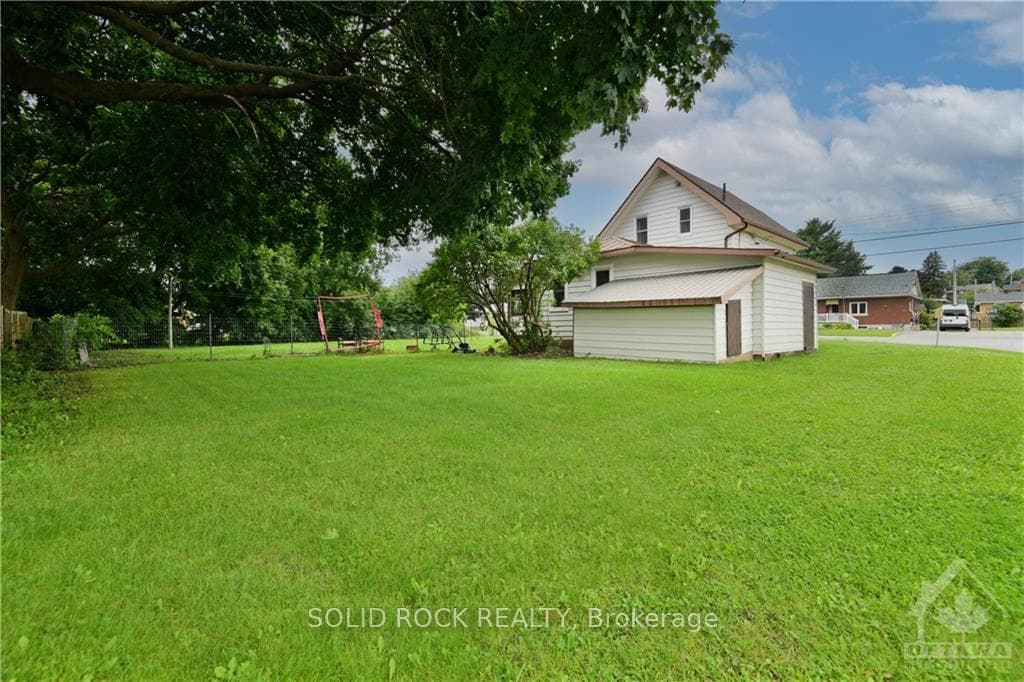 873 RAGLAN Street photo 5
