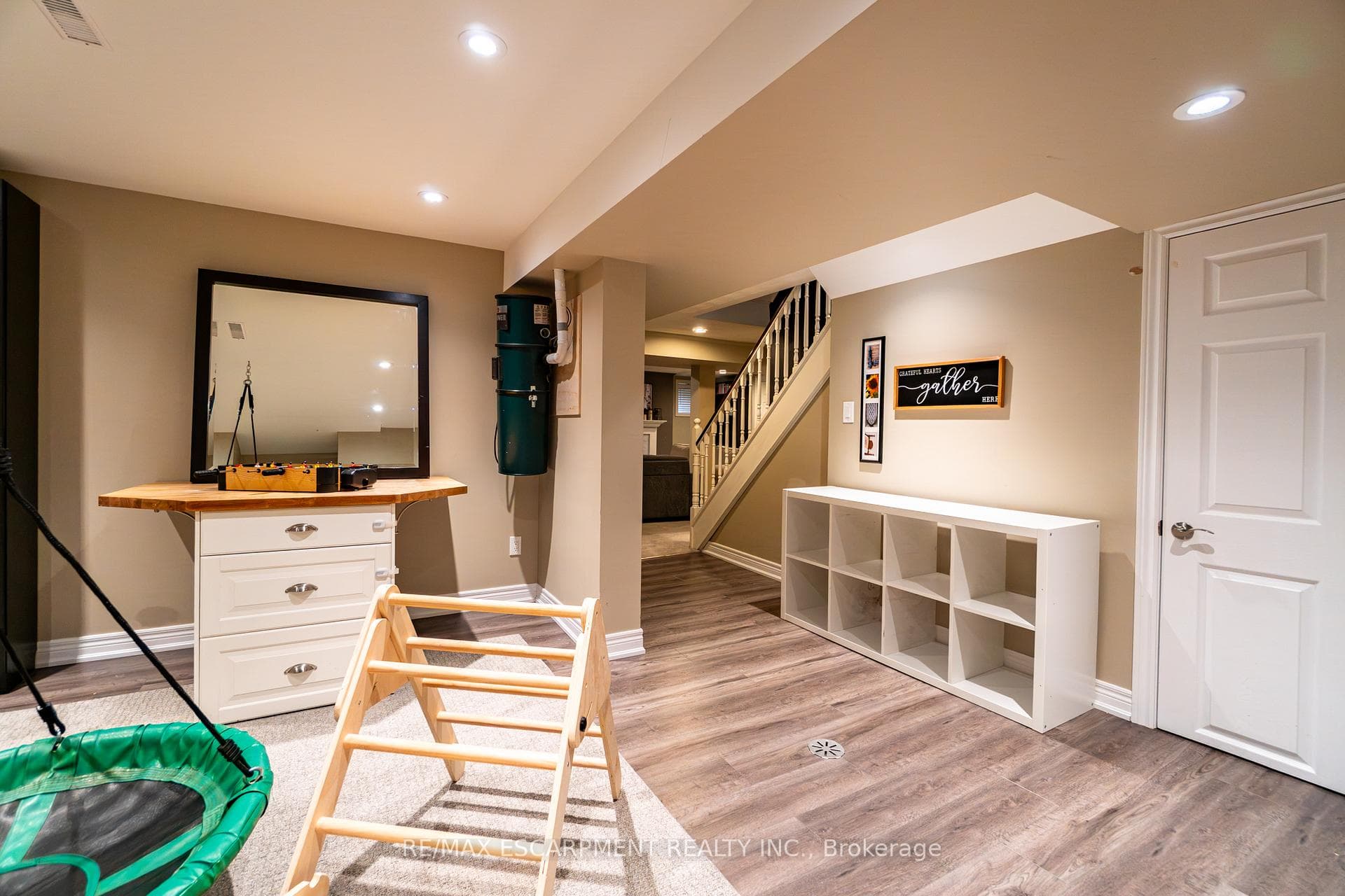 2393 Arnold Crescent photo 41