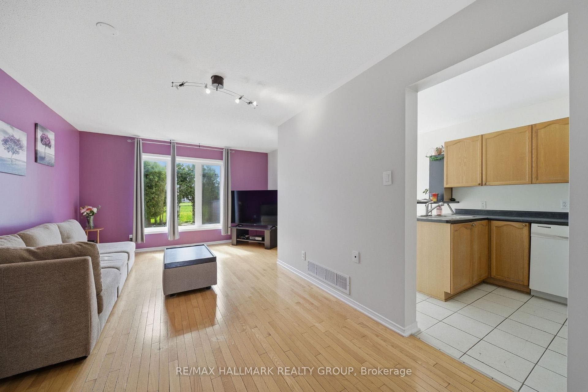 902 Paradise Crescent photo 7