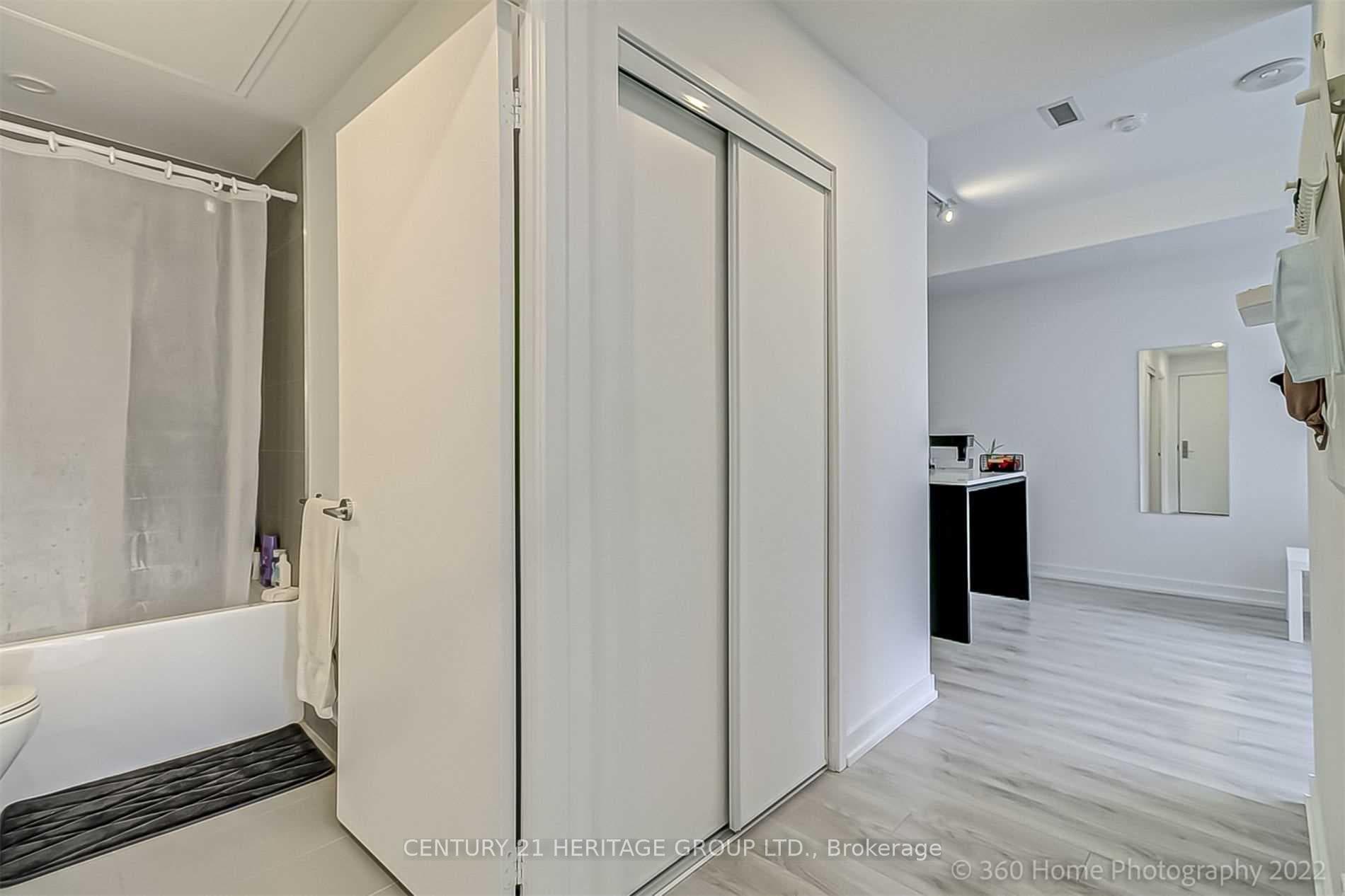 33 Helendale Avenue Unit 1011 photo 4