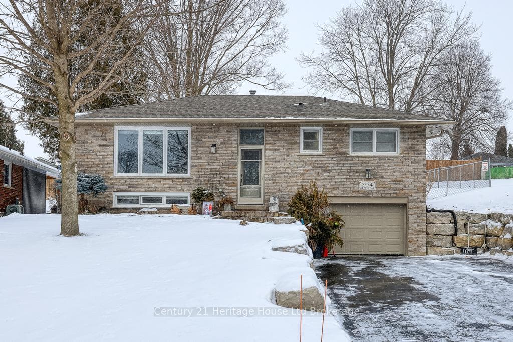 204 Greenleaf Crescent photo 1