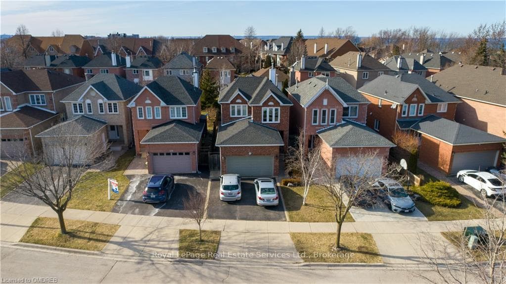 131 COVE Crescent photo 4