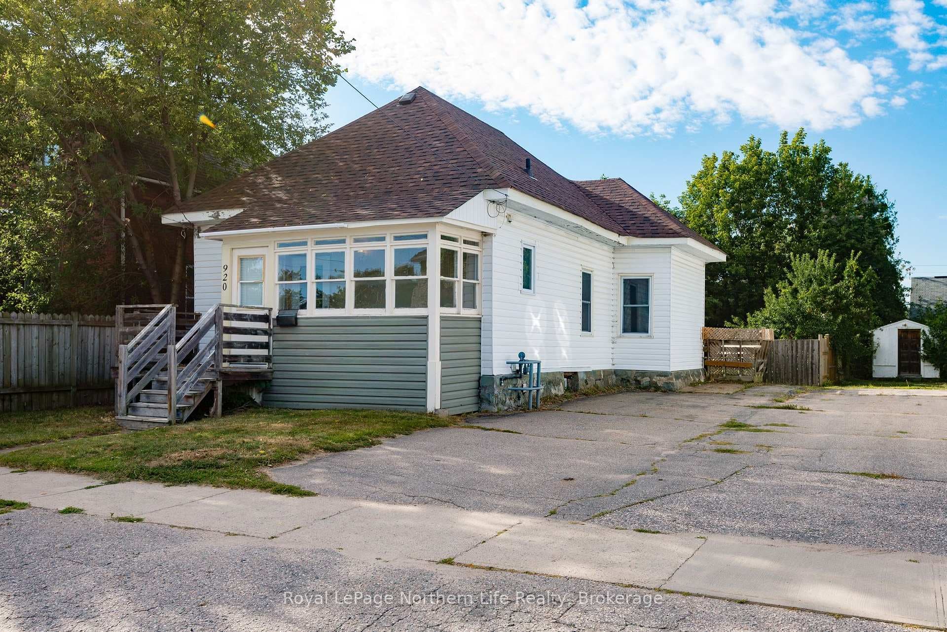 920 Fraser Street photo 2