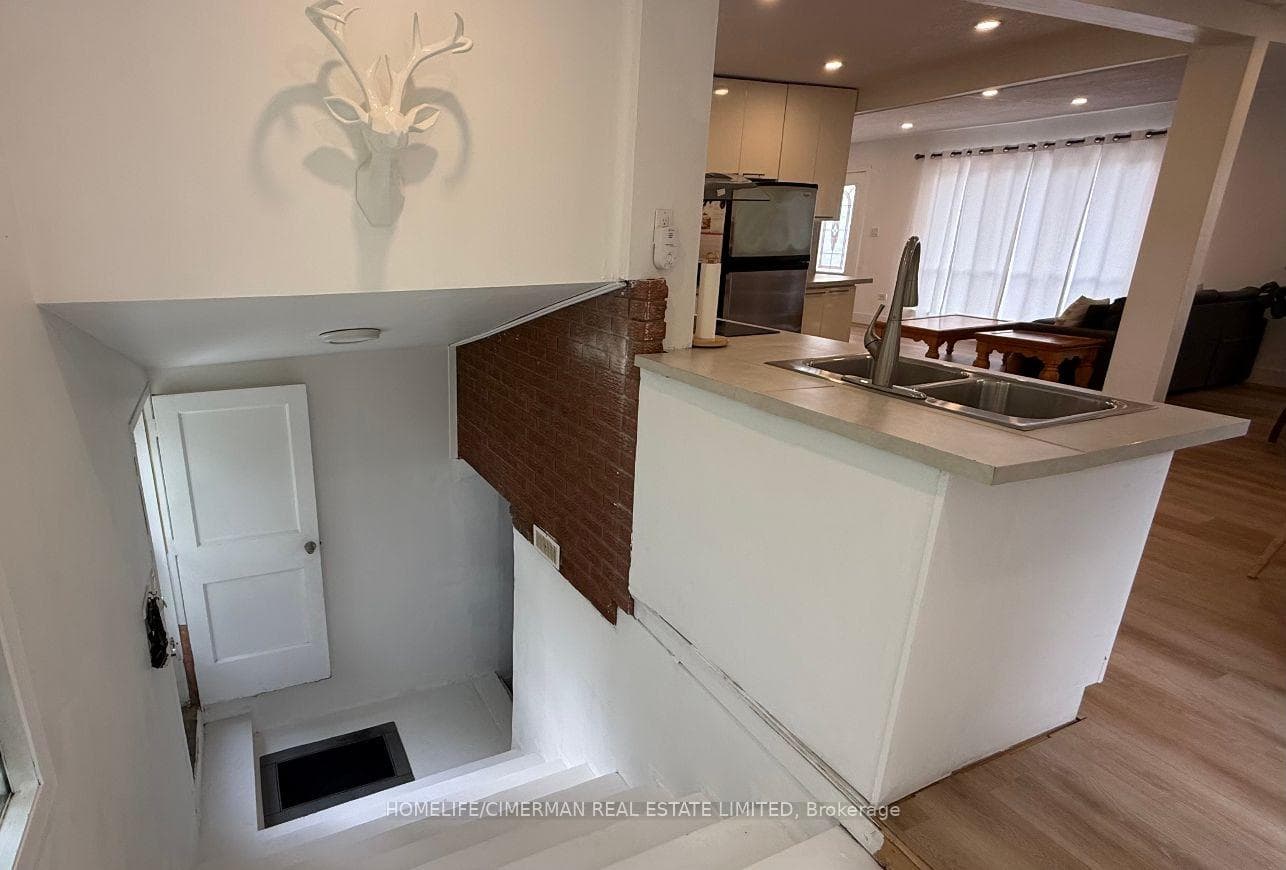 678 Trinity Street photo 13