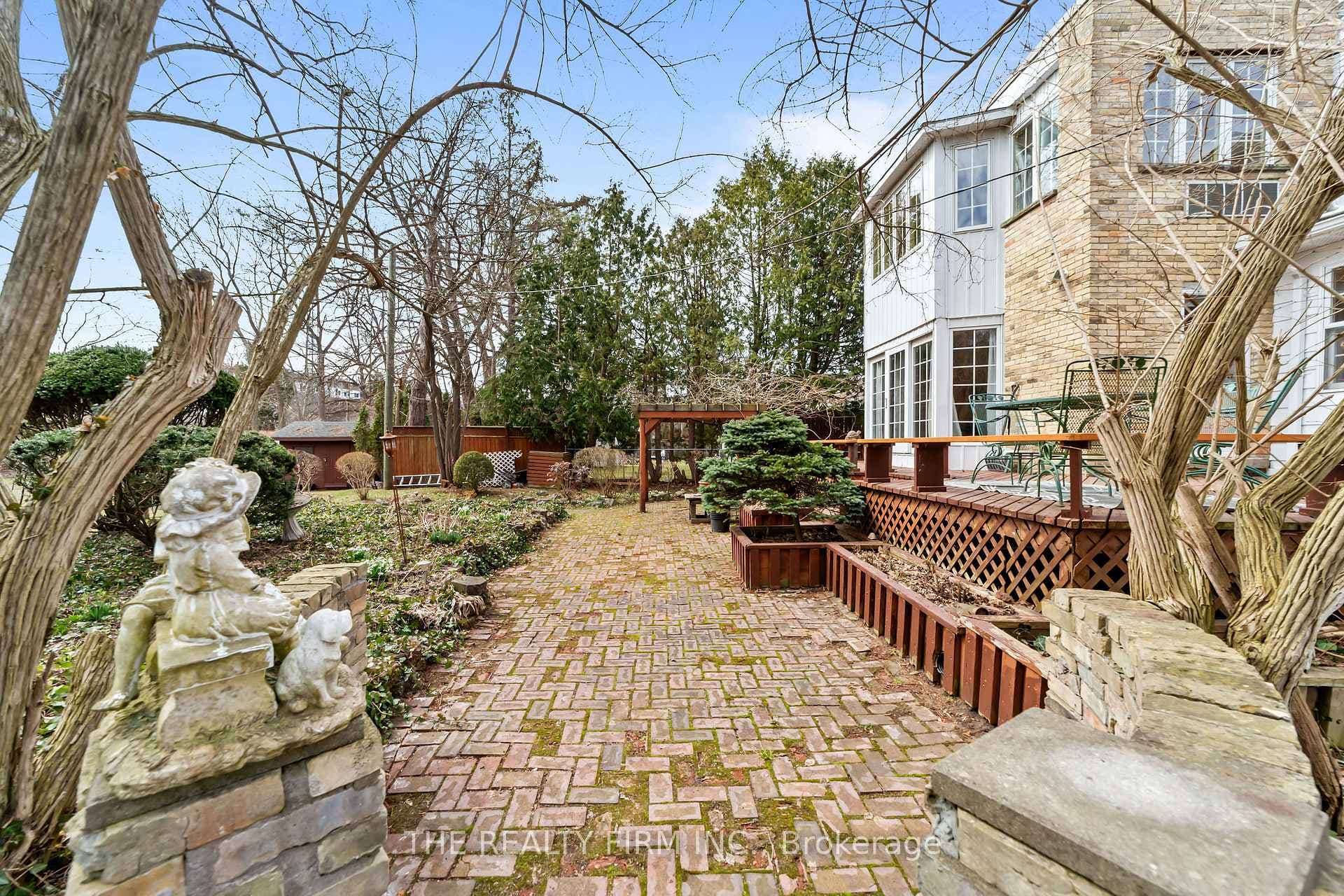 15 Mayfair Drive photo 8