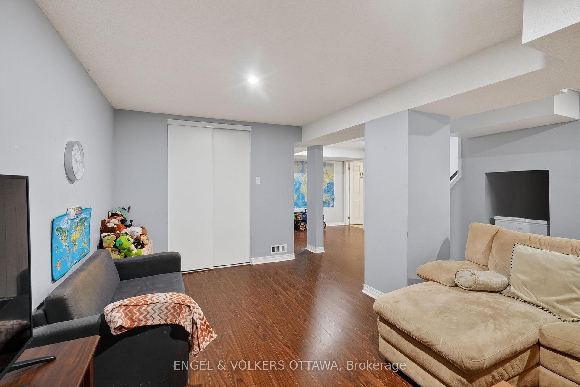 1033 Como Crescent photo 24