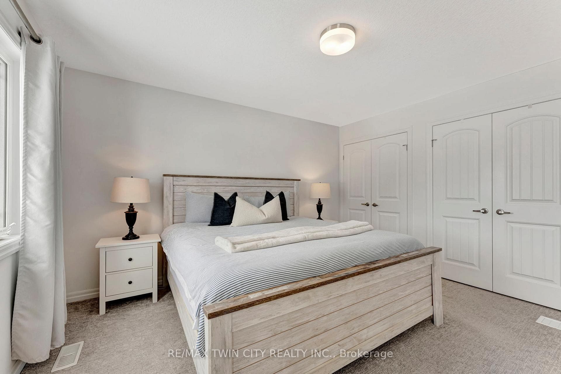 48 Bawcutt Crescent photo 26