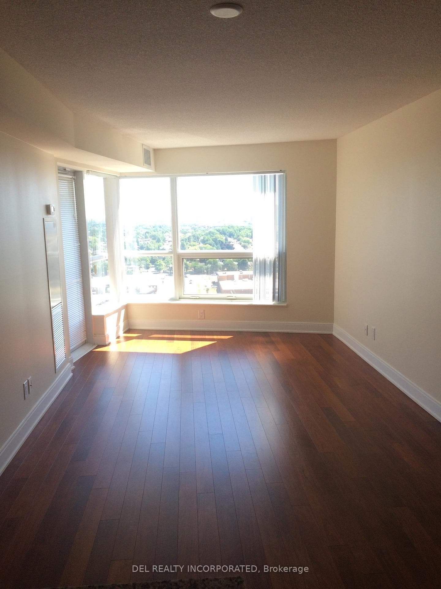 135 Village Green Square Unit 2016 photo 3