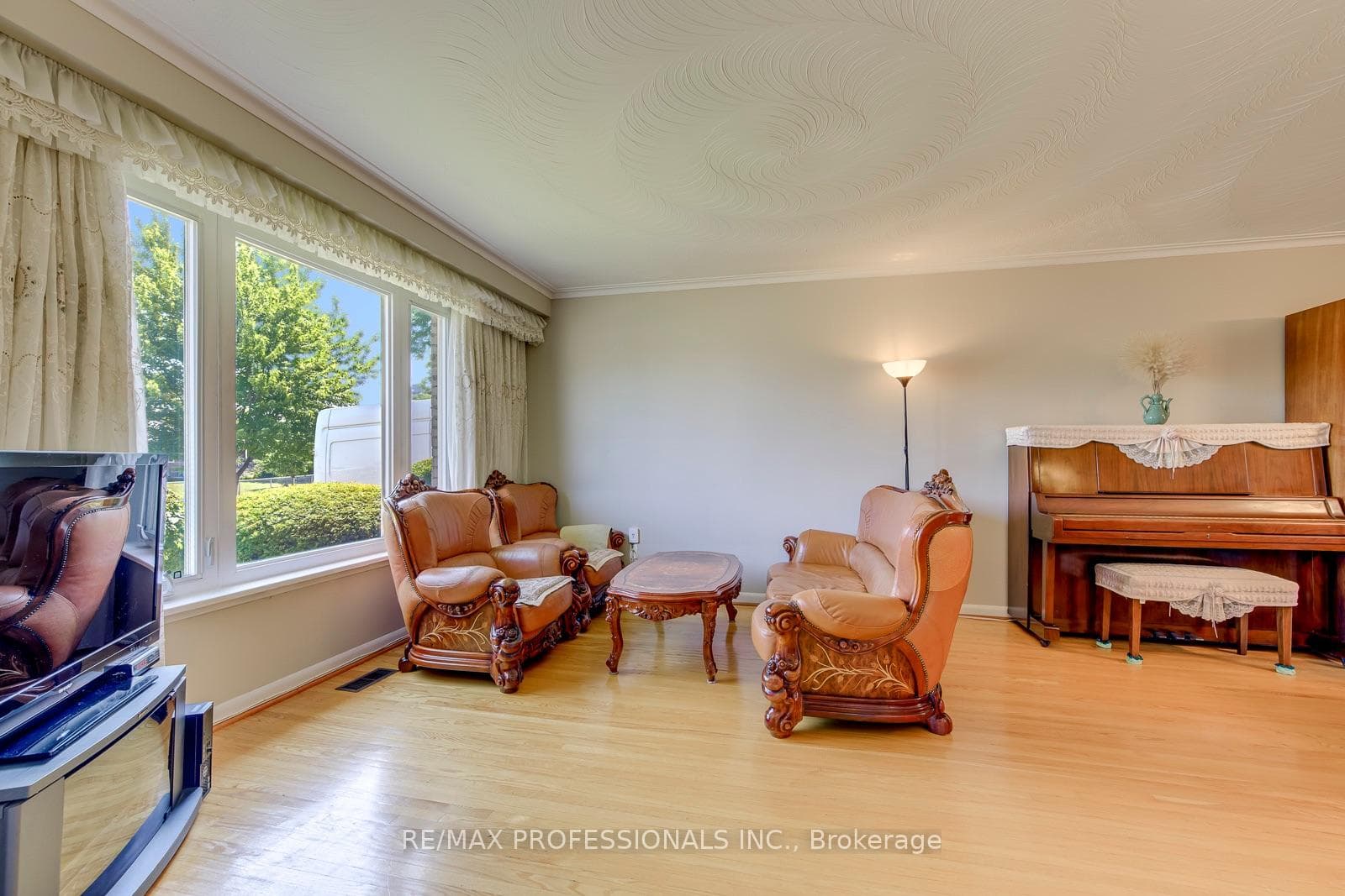 256 Wellesworth Drive photo 3