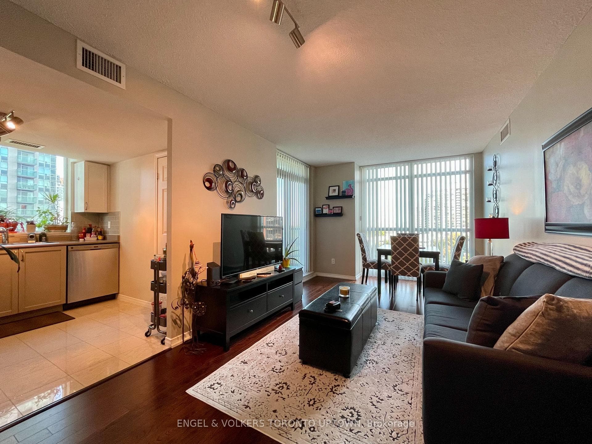 28 Harrison Garden Boulevard Unit 811 photo 8