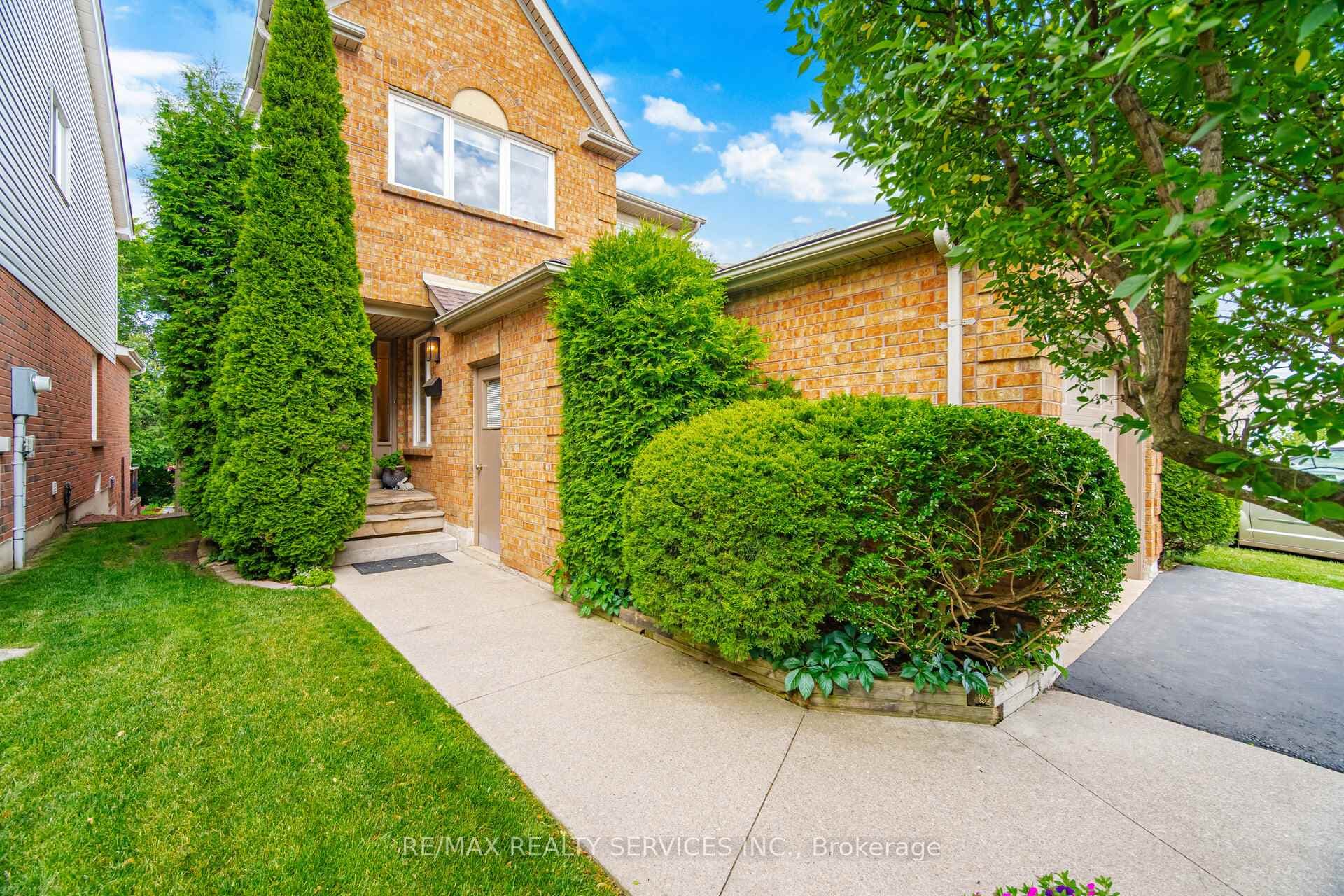 38 Furrows End photo 3