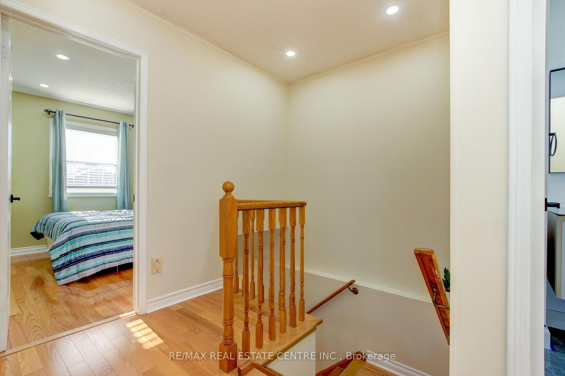 381 Pickering Crescent photo 24