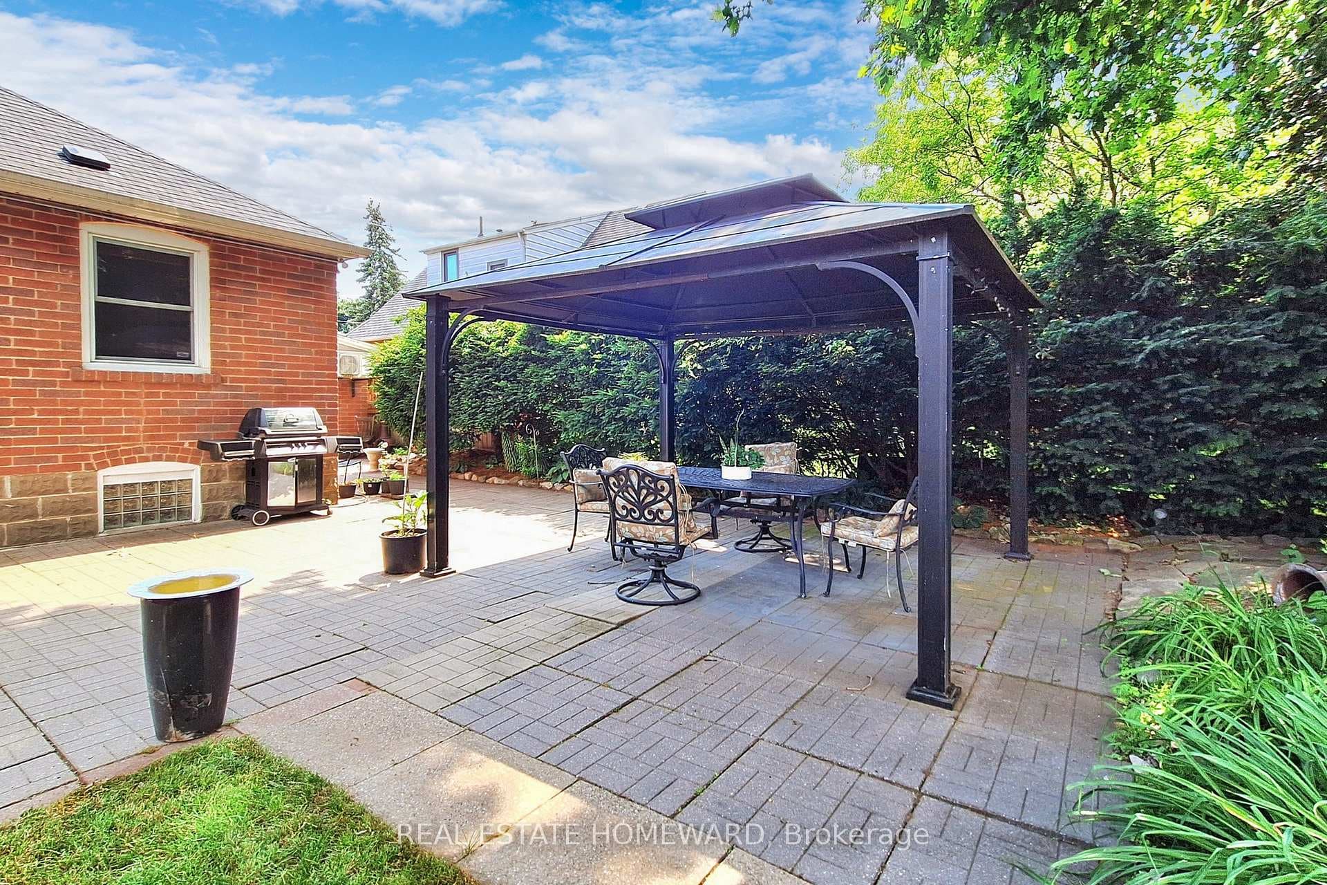 BACKYARD/ENTERTAINING