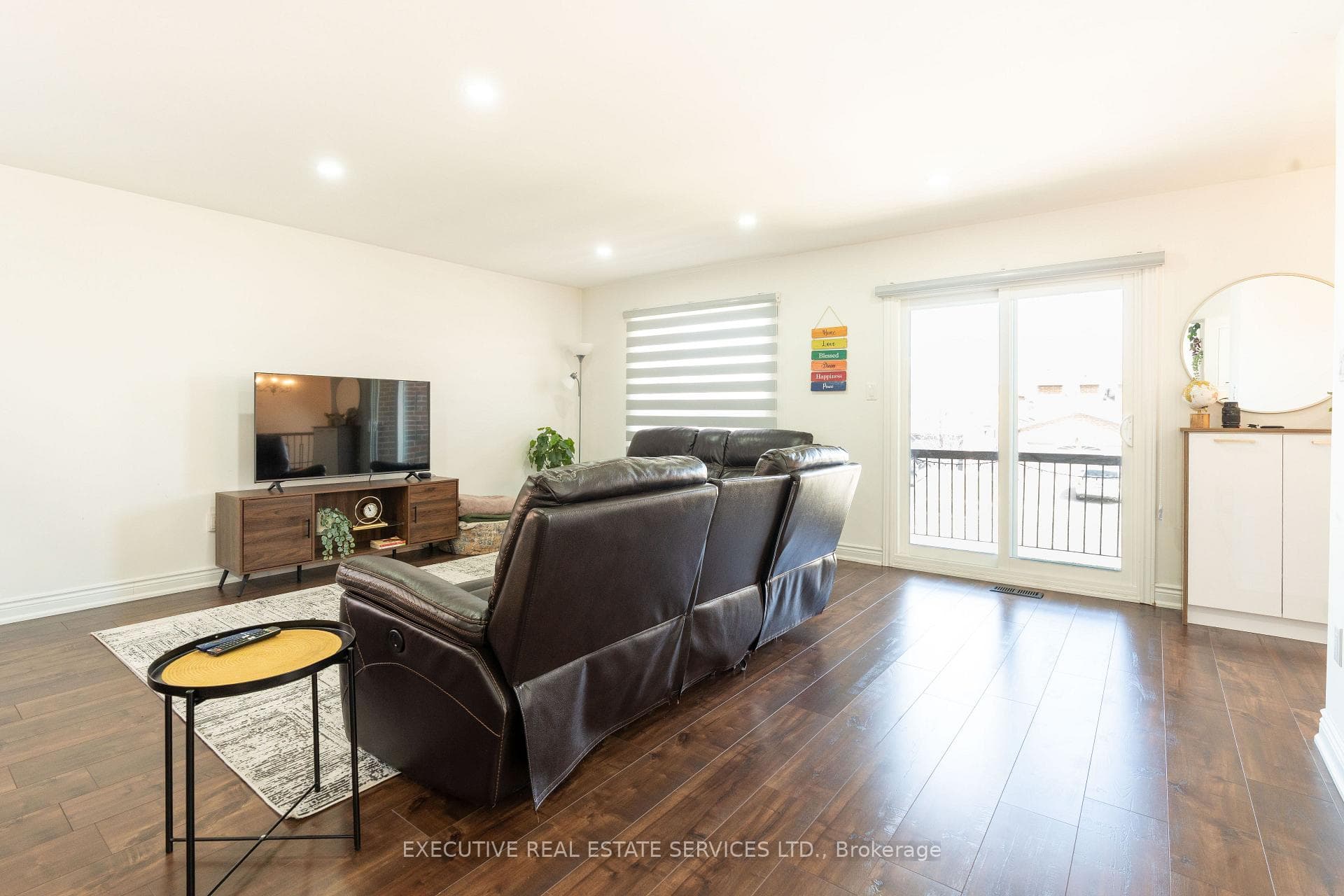 90 HINCHLEY WOOD Grove photo 6