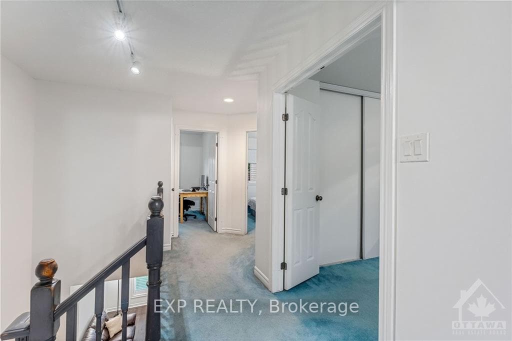 233 WAYMARK Crescent photo 18
