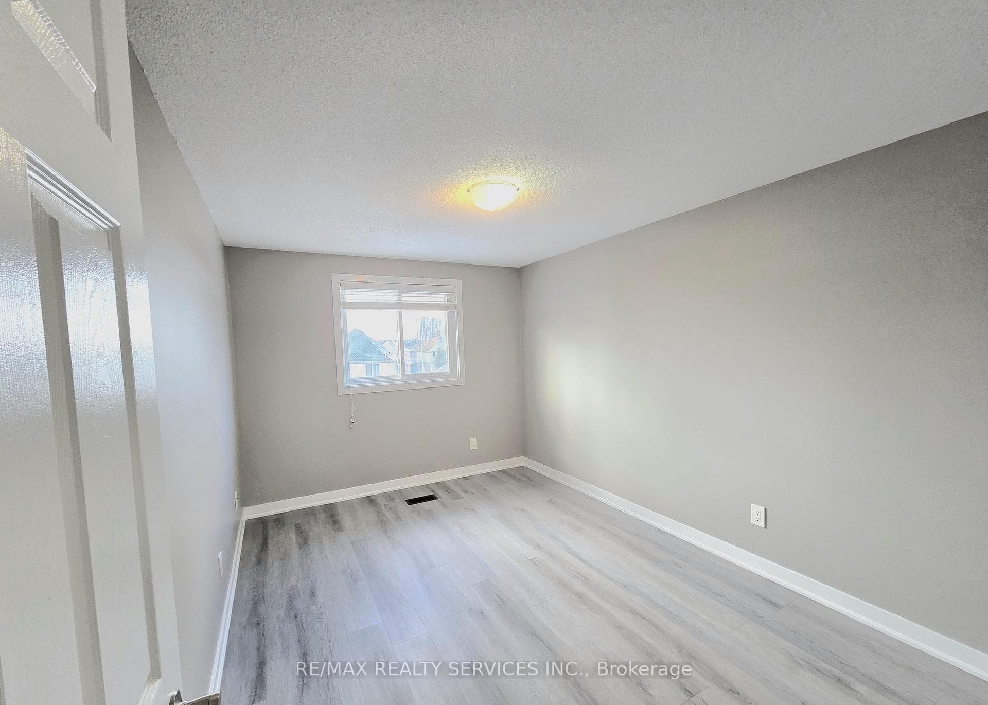 662 Elgin Street photo 37