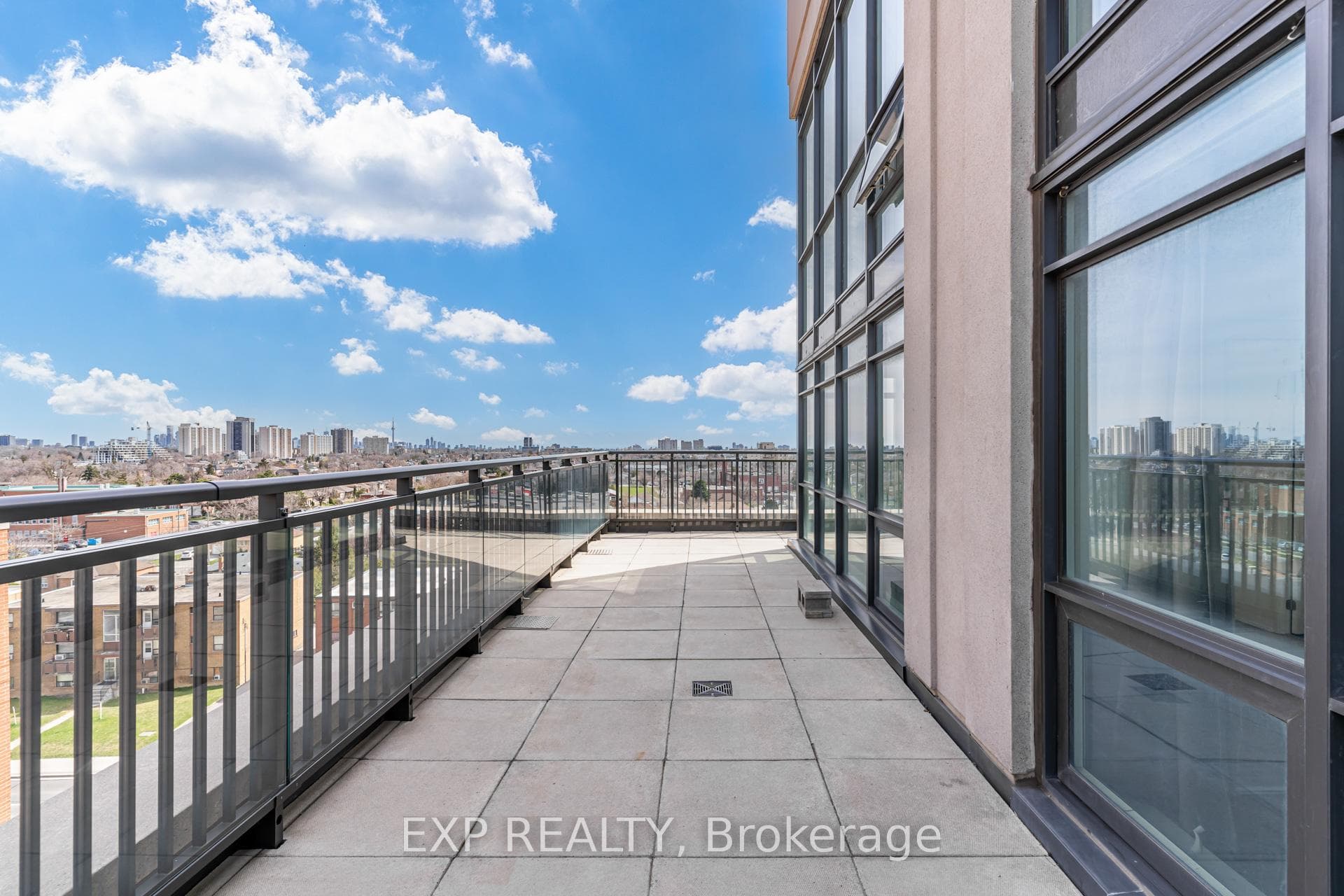 736 - 830 lawrence Ave W