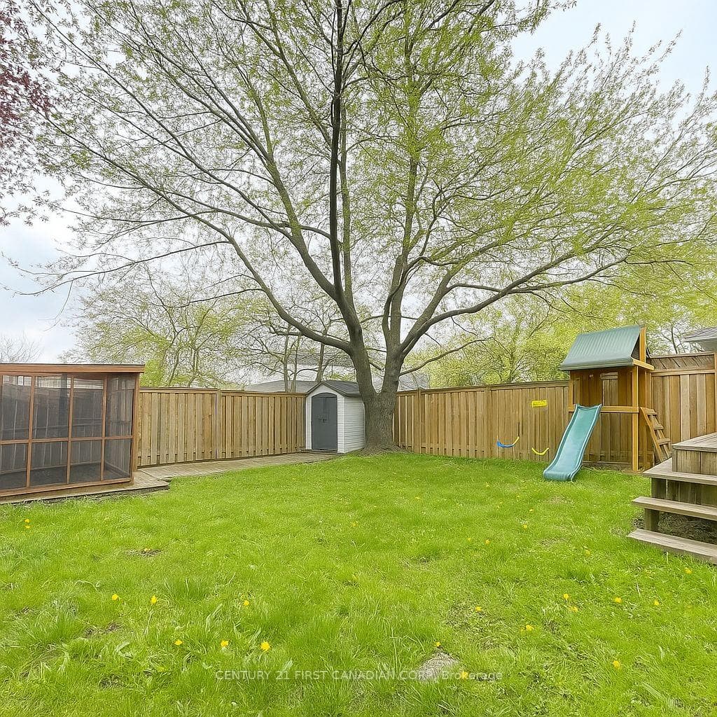 124 ARDSLEY Crescent photo 11