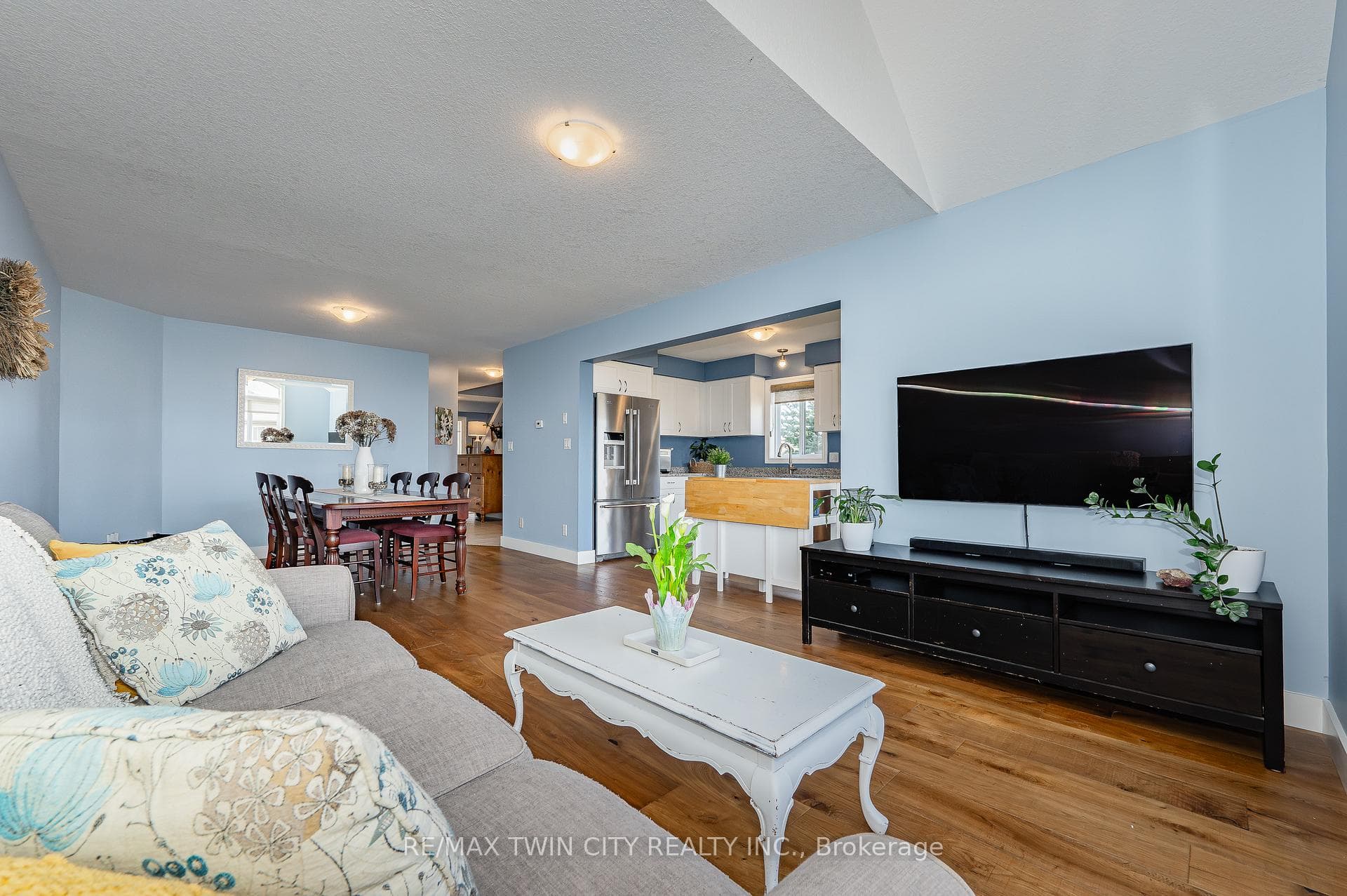 432 Avens Street photo 8