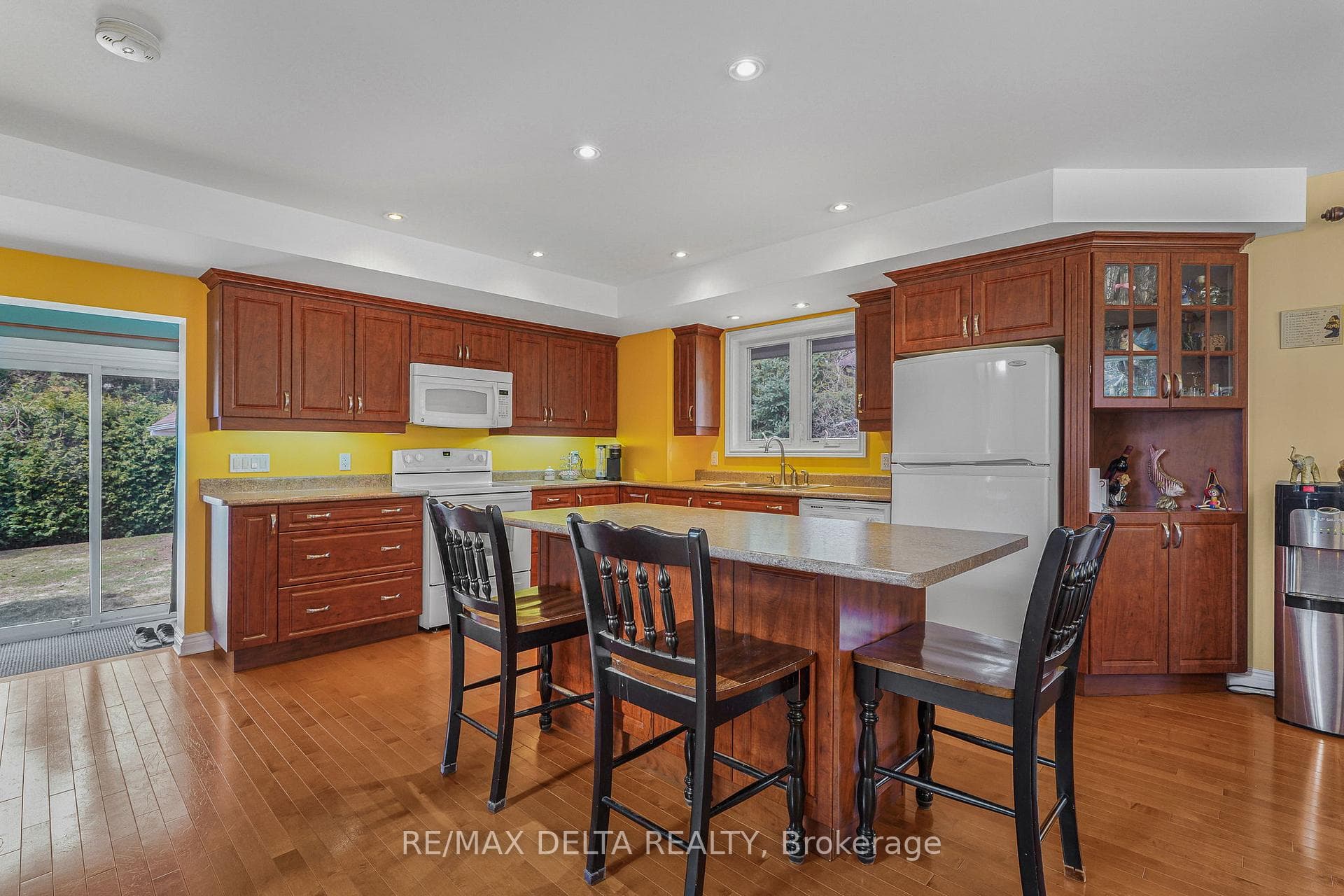 Modern kitchen with decorative corner cabinet.