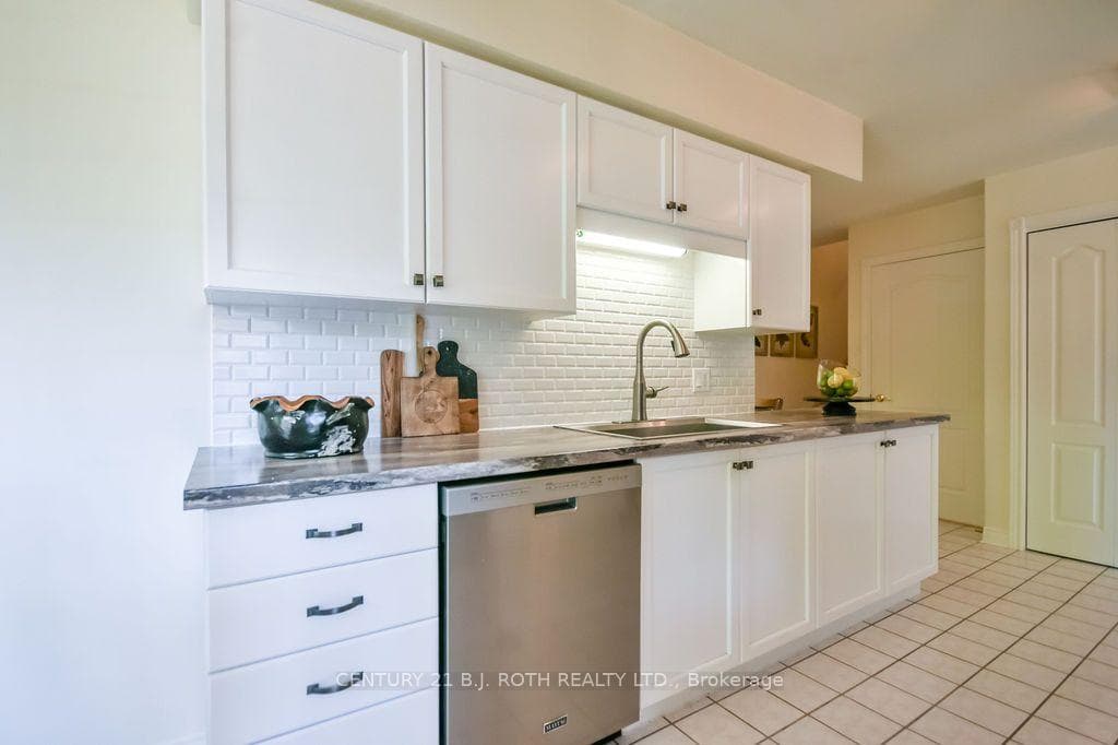 Modern Kitchen w/Tiled Backsplash