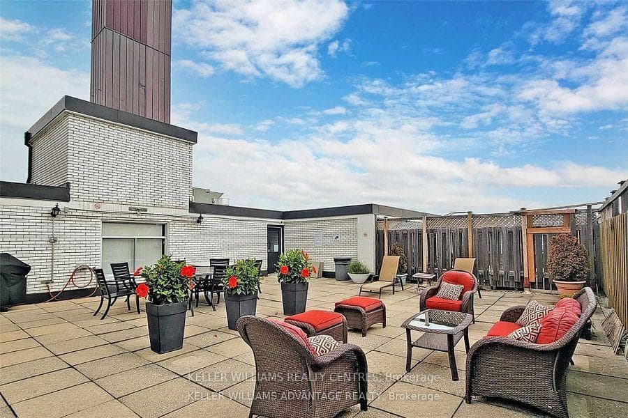 335 Lonsdale Road Unit 402 photo 17
