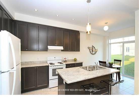 683 Baldwin Crescent photo 4