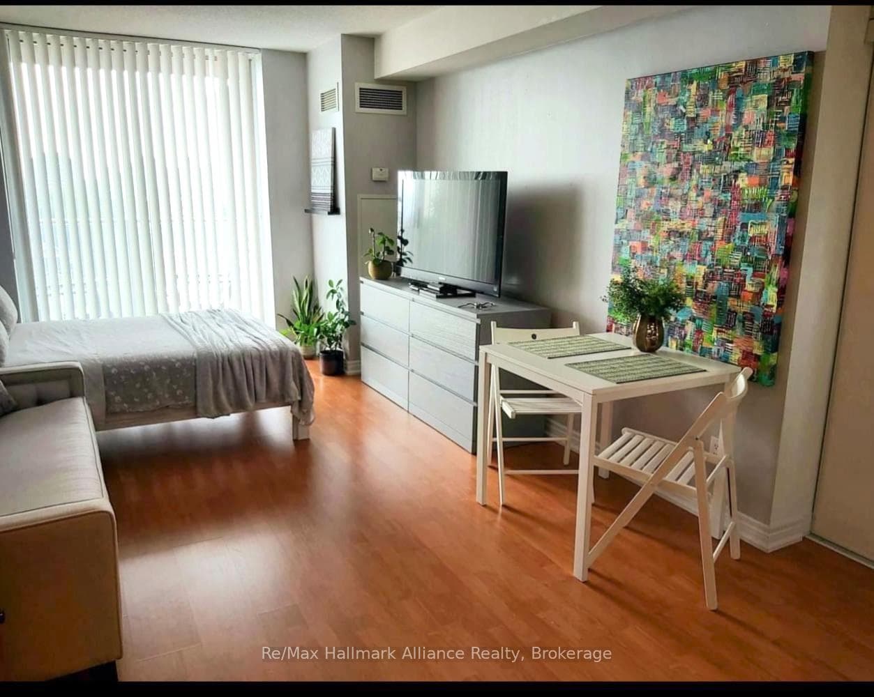 1369 Bloor Street Unit 910 photo 2