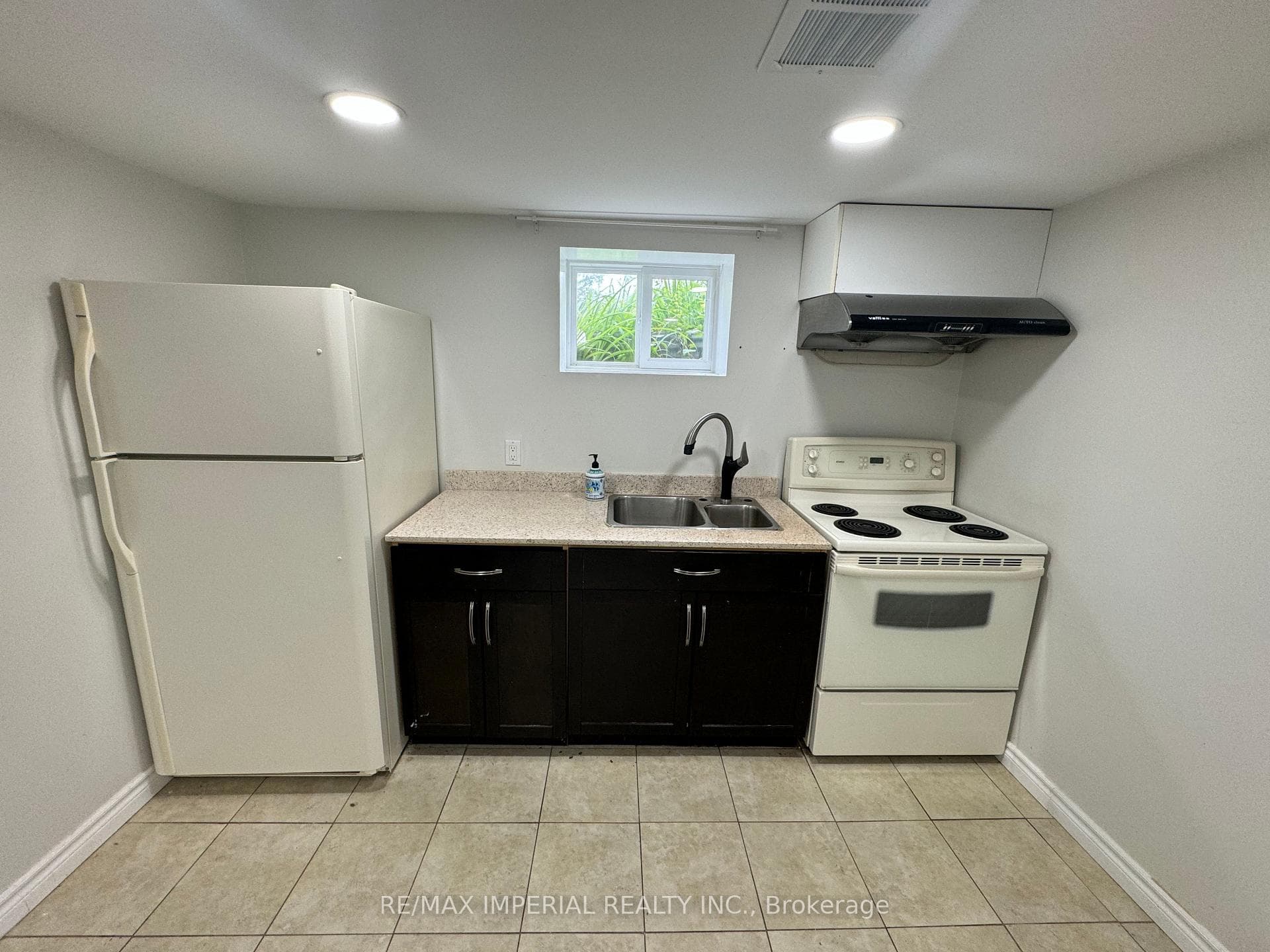 99 Rockport Basement unit Crescent photo 7