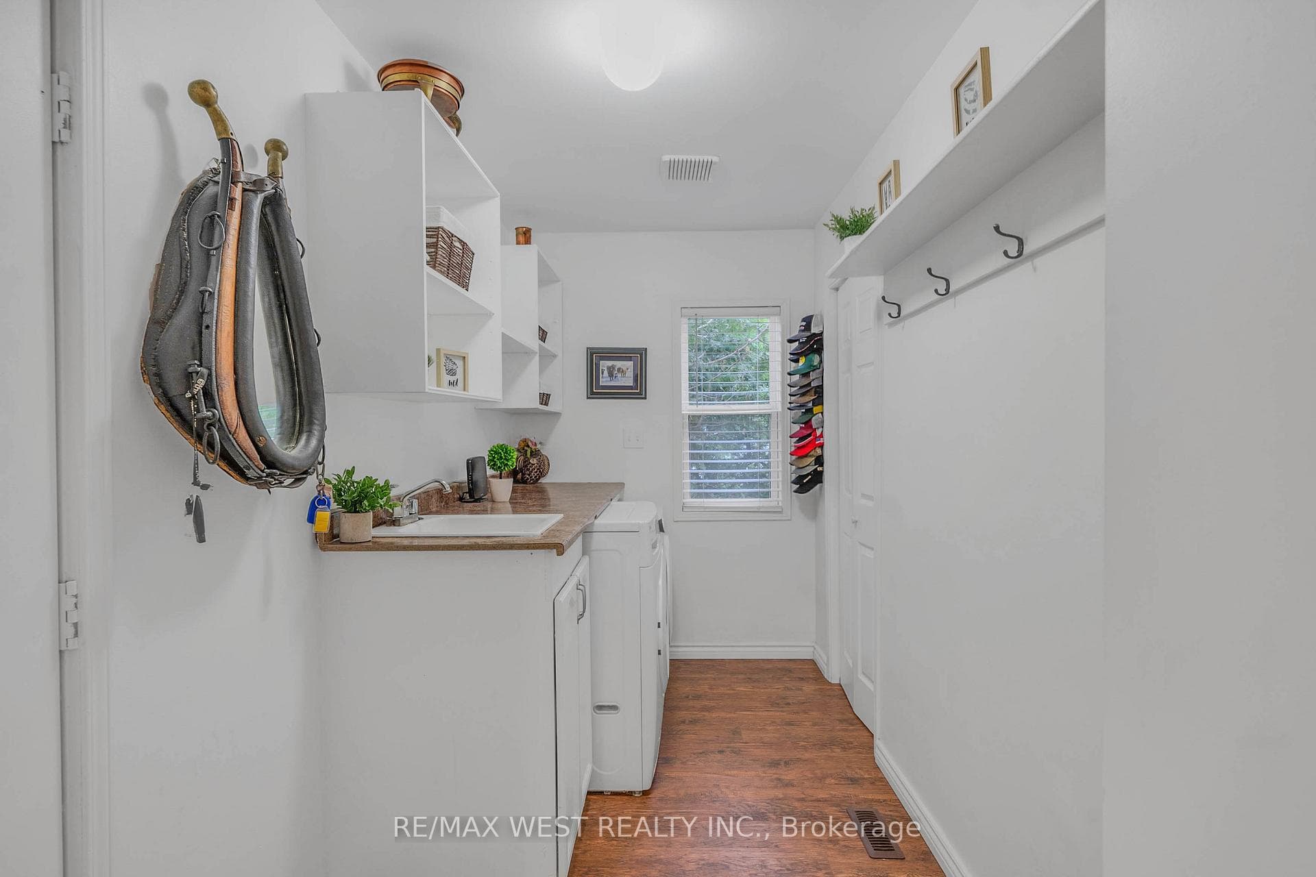 203 Elizabeth Crescent photo 18