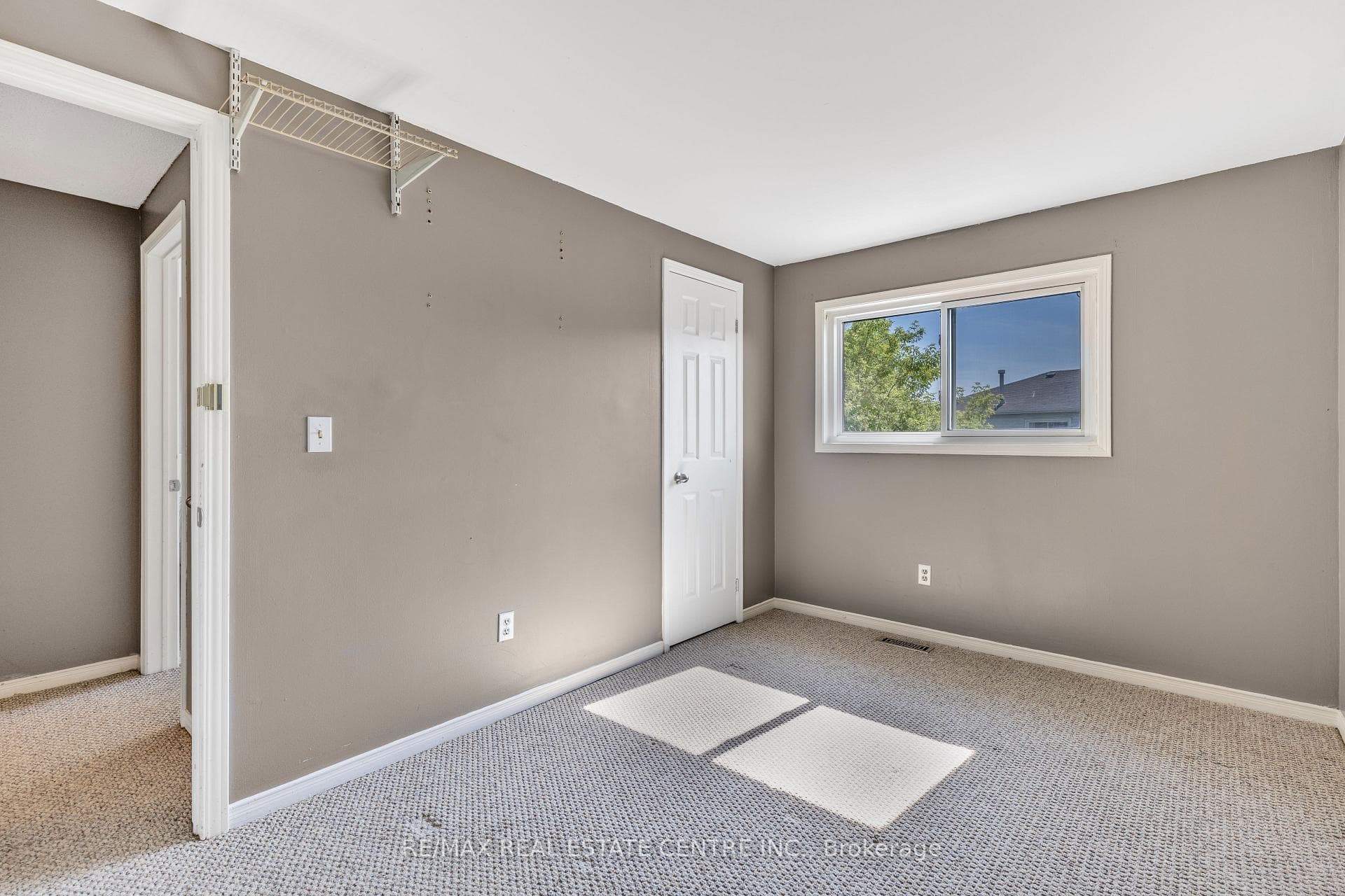 1305 Charter Crescent photo 25