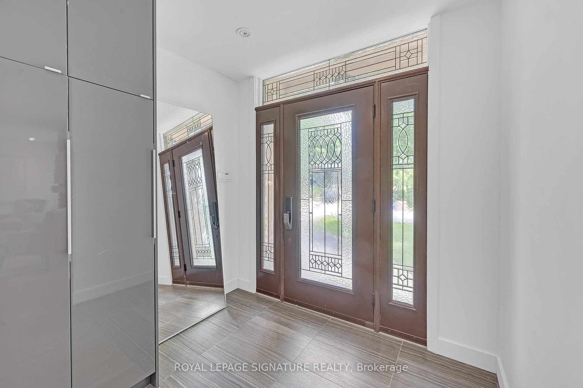 1306 Langdale Crescent photo 2