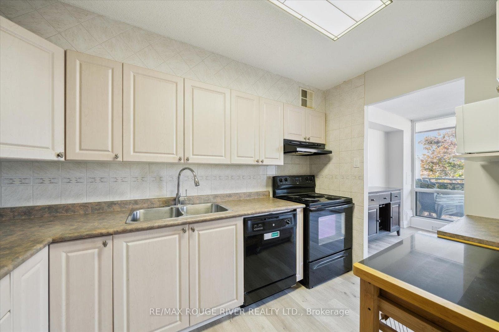 10 Sunrise Avenue Unit 422 photo 14