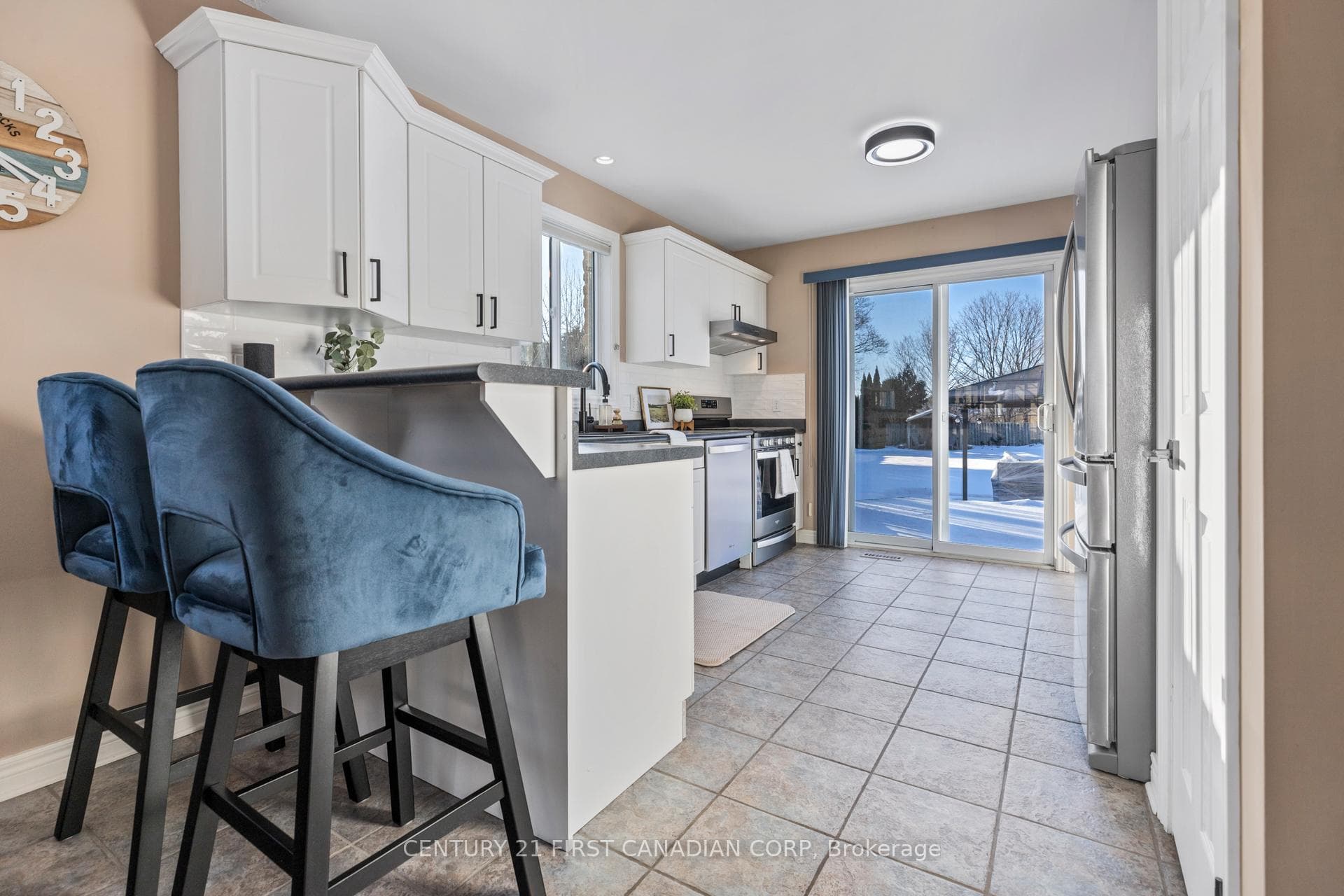 1685 DEVOS Drive photo 8
