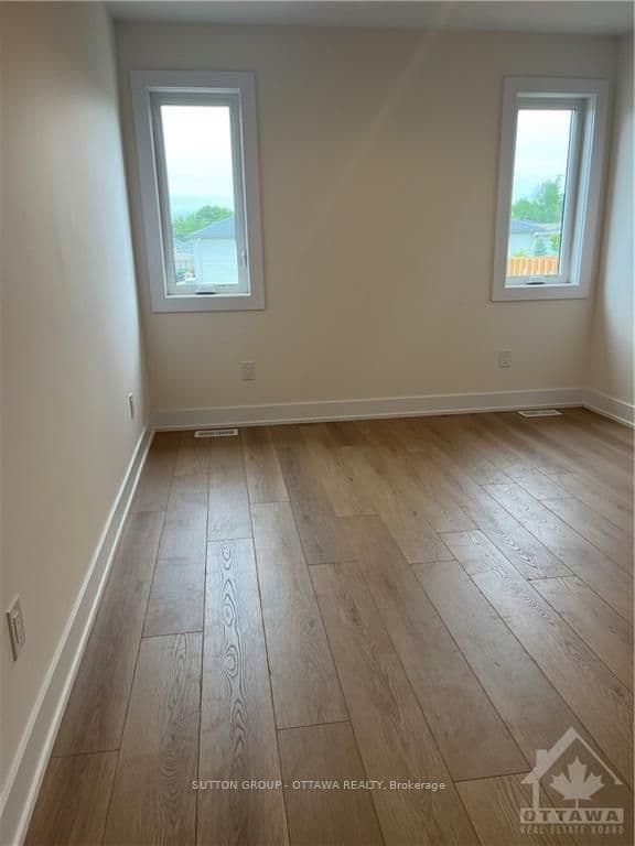 96 WHITCOMB Crescent photo 12