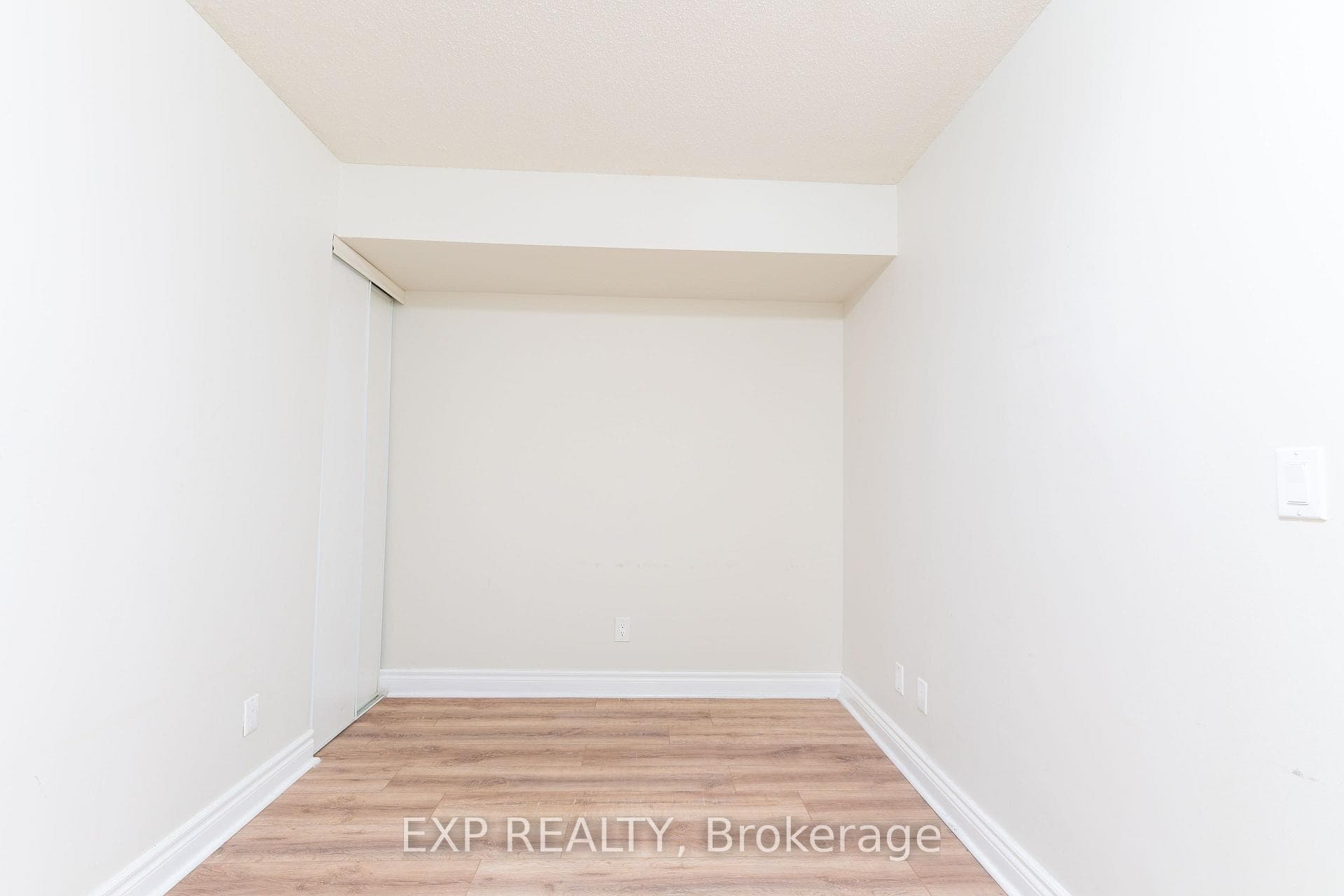 60 Fairfax Crescent Unit 221 photo 11