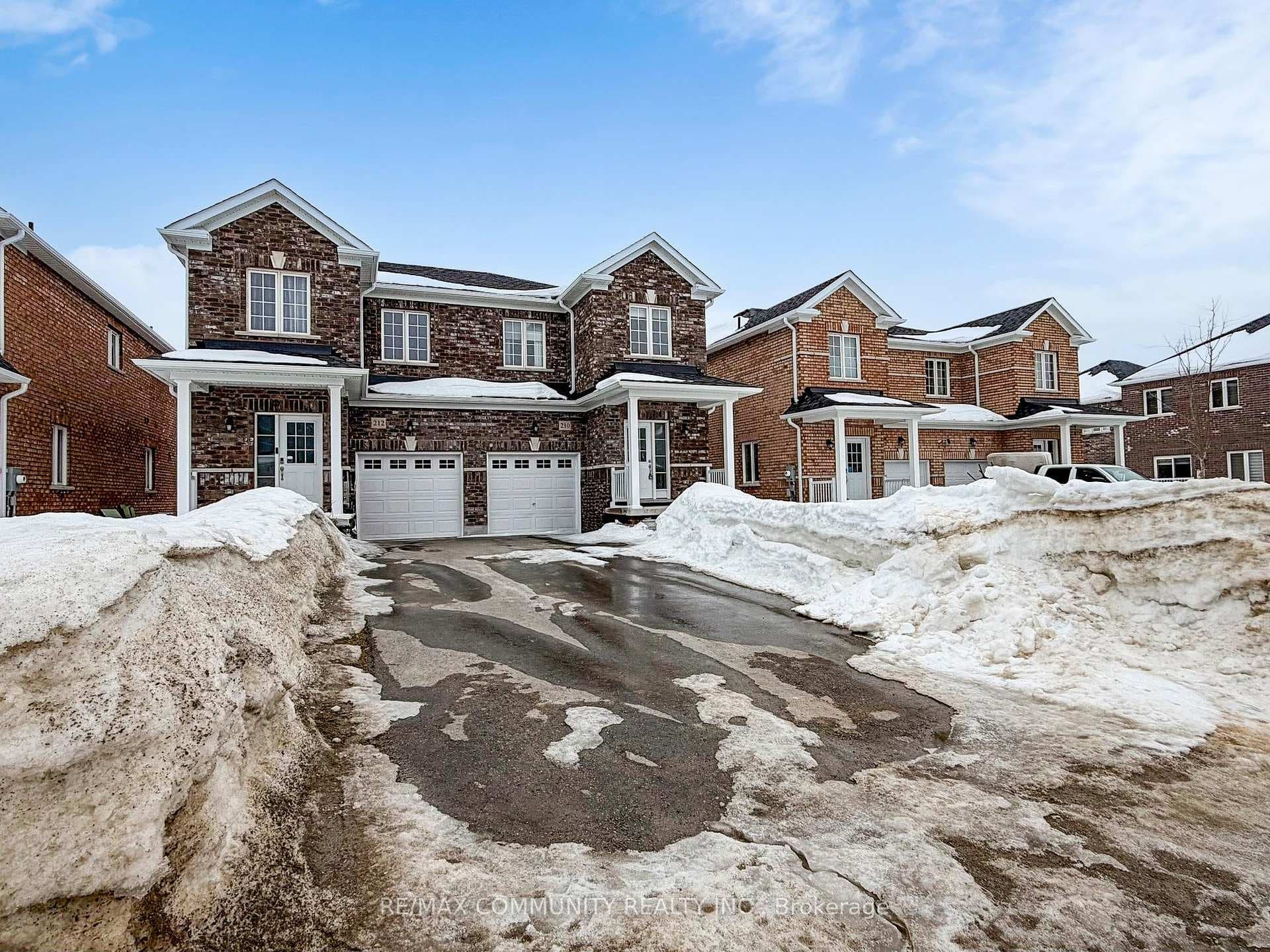210 Ridley Crescent photo 2