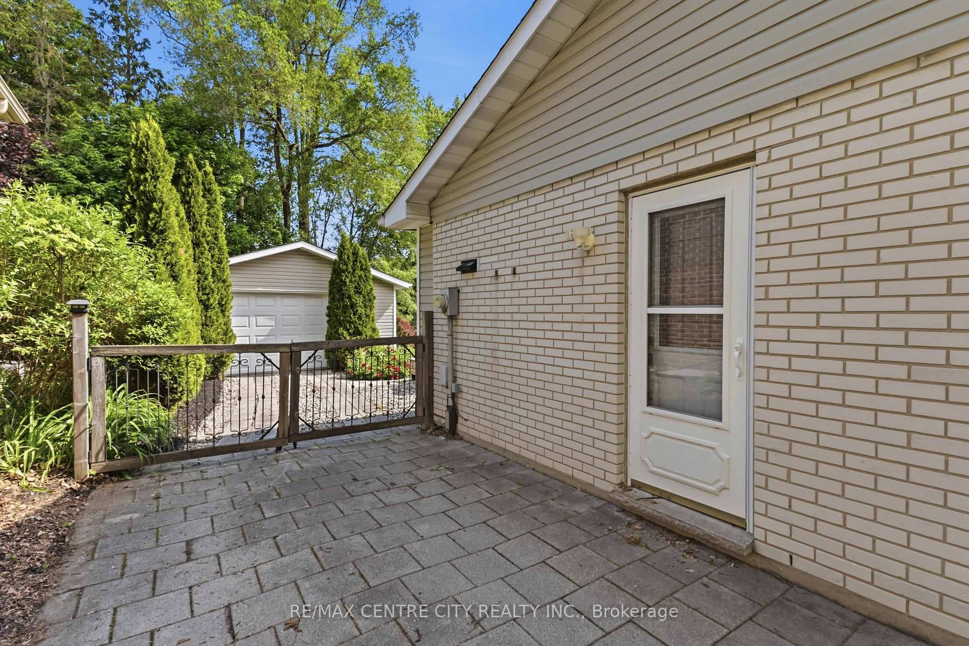 639 Dunboyne Crescent photo 37