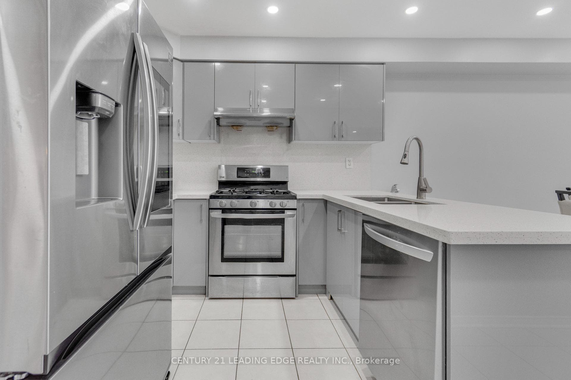 1296 Ashgrove Crescent photo 11