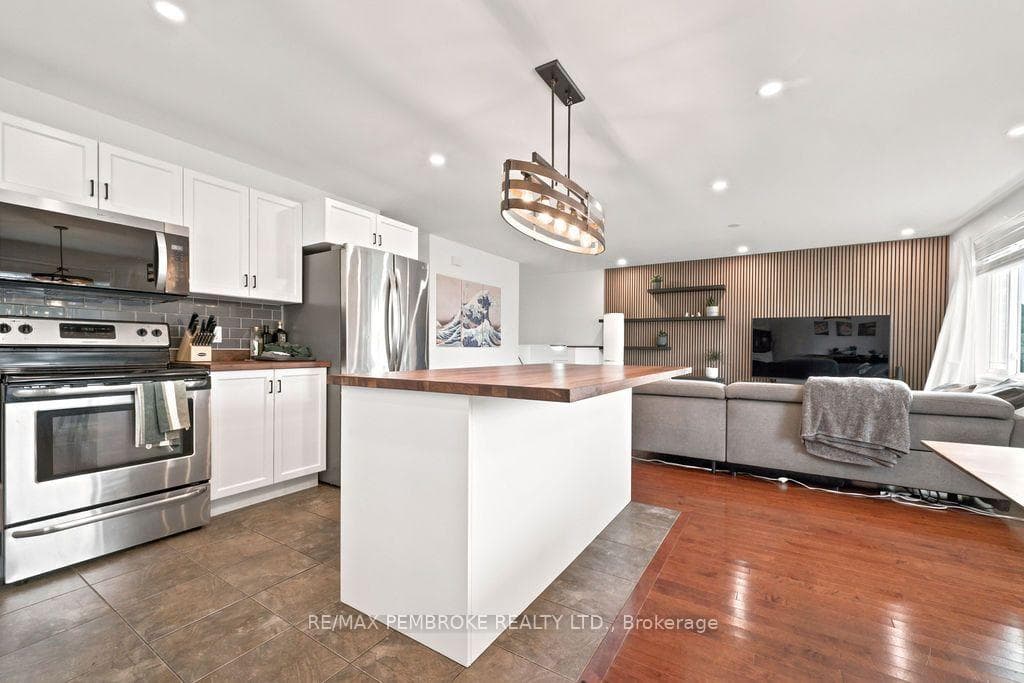 2038 Sandstone Crescent photo 18